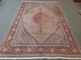 un tapis rouge et beige orné d'un motif en losanges