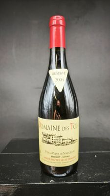 une bouteille de vin posée sur une table
