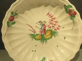 une assiette blanche sur laquelle est représenté un homme et un oiseau