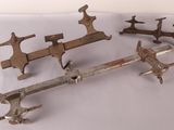 un grand nombre d'outils posés sur une table