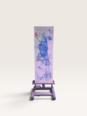 peinture abstraite violette et bleue posée sur un chevalet en bois, sur fond blanc