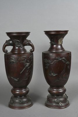 deux vases marron posés l'un à côté de l'autre sur une surface grise