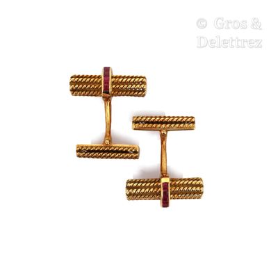 deux paires de boutons de manchette en or ornés de pierres rouges