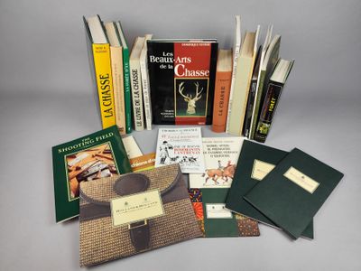 plusieurs livres sont empilés sur une table
