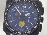 Gros plan sur une montre à cadran bleu