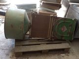 une pile de boîtes sur une palette dans un entrepôt