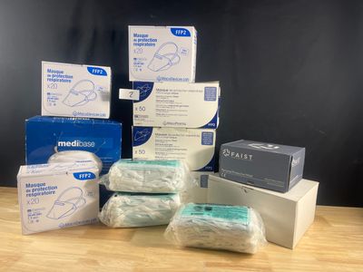 plusieurs boîtes de masques jetables posées sur une table
