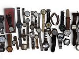 tout un tas de montres alignées sur le mur
