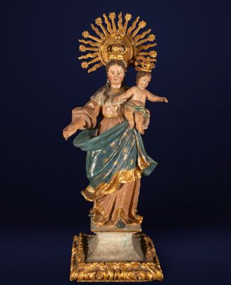 une statue de la Vierge Marie tenant un enfant dans ses bras