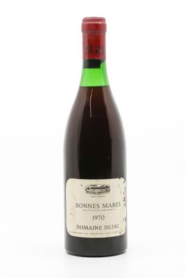 une bouteille de vin posée sur une surface blanche