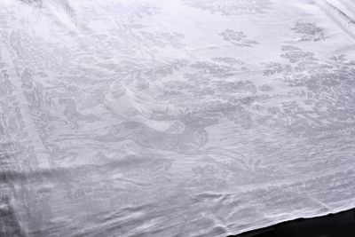 un lit sur lequel sont posés une couette blanche et un oreiller