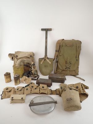 une image représentant un ensemble d'objets militaires posés sur une surface blanche