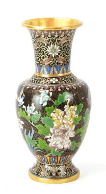 un vase sur lequel sont peintes des fleurs sur fond blanc