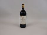 une bouteille de vin posée sur une table