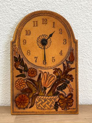 Roger CAPRON, pendule murale en grès émaillé polychrome.