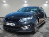 la voiture noire est garée dans une grande pièce au sol en damier