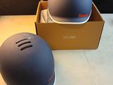 deux casques posés sur une table à côté d'une lampe