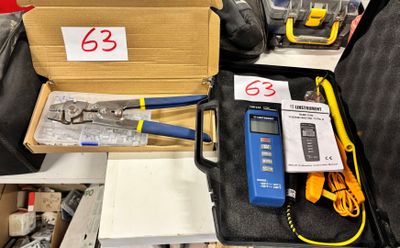une boîte d'outils posée sur une table