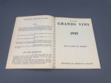 un livre ouvert sur lequel figure une image en noir et blanc représentant des grands vins