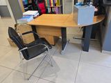 un bureau avec un ordinateur et une chaise dans une pièce