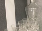 des bouteilles et des verres posés sur une étagère en verre dans une pièce