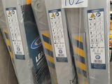 de nombreux modèles de skis exposés dans un magasin