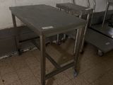 une table en métal avec deux chaises au milieu d'une pièce