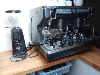 une machine à café posée sur un plan de travail