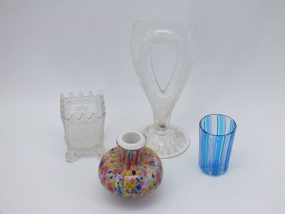 trois vases et deux verres posés sur une surface blanche