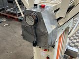 une machine posée sur un sol à damier