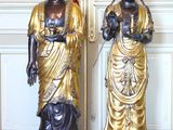 deux statues de Bouddha placées l'une à côté de l'autre sur un plancher en bois
