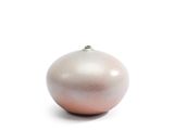 une boule de perles blanches et roses sur un fond blanc