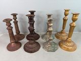 de nombreux types différents de bougeoirs posés sur une table