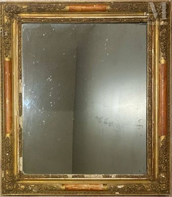 un miroir accroché au mur d'une pièce
