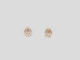 une paire de boucles d'oreilles en diamant sur fond blanc