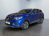 Une voiture bleue est garée dans une grande pièce.