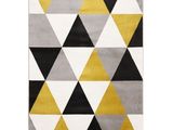 un tapis jaune, noir et blanc orné de triangles