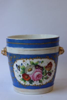 une image représentant un vase bleu et blanc orné de fleurs