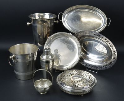 Plusieurs assiettes et tasses en métal argenté sont disposées sur une table