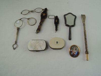un grand nombre d'objets posés sur une table
