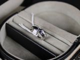 une bague dans un écrin posé sur une table