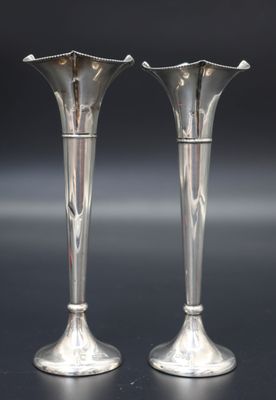 paire de vases plaqués argent sur un fond noir avec un arrière-plan sombre