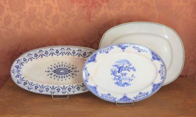 deux assiettes bleues et blanches posées sur une étagère