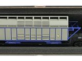 une boîte noire contenant un petit camion jouet