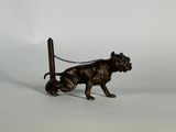 statue d'un chien en laisse sur fond blanc