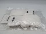 un sac de gants blancs posé sur une table