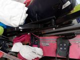 une pile de bagages posée sur un chariot à bagages