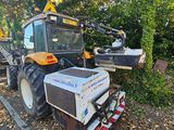 un tracteur garé sur le bord de la route