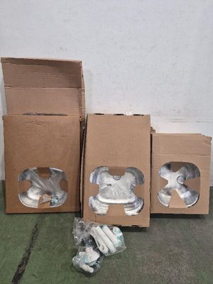trois cartons de chaussures posés par terre les uns à côté des autres