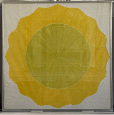 peinture représentant un cercle jaune sur fond blanc, bordé d'un liseré noir